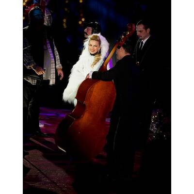 Stars feiern strahlenden Christbaum am New Yorker Rockefeller Center