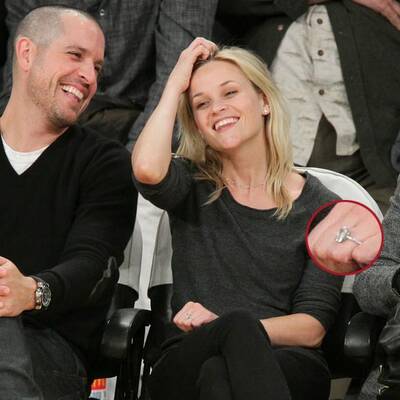 Reese Witherspoon strahlt mit Jim Toth und ihrem Verlobungsring