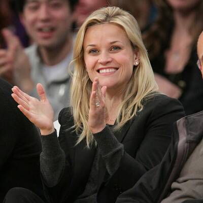 Reese Witherspoon strahlt mit Jim Toth und ihrem Verlobungsring
