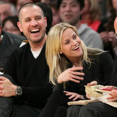 Reese Witherspoon strahlt mit Jim Toth und ihrem Verlobungsring