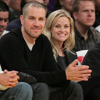 Reese Witherspoon strahlt mit Jim Toth und ihrem Verlobungsring