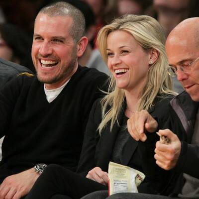 Reese Witherspoon strahlt mit Jim Toth und ihrem Verlobungsring