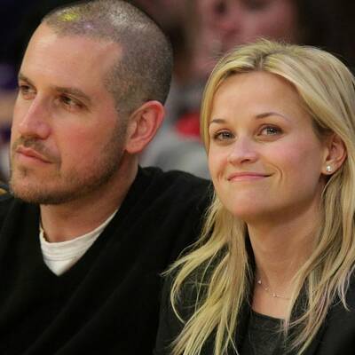 Reese Witherspoon strahlt mit Jim Toth und ihrem Verlobungsring