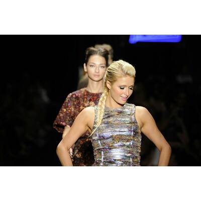 Paris Hilton am Catwalk für Triton