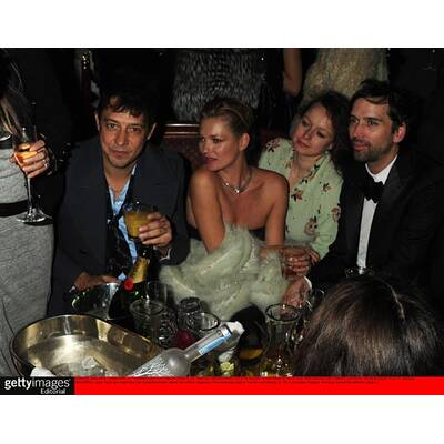 Party-Queen: Wo hat Kate Moss nur ihr Kleid verloren?
