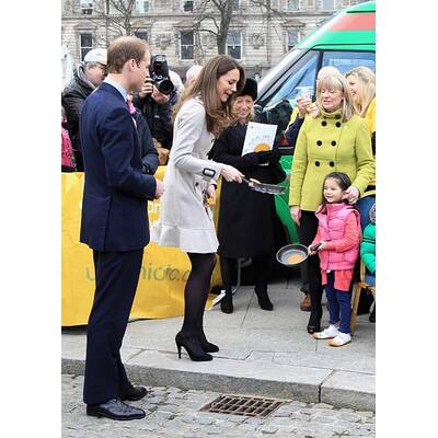 Prinz William und Kate Middleton haben Spaß beim Pfannkuchen-Schupfen