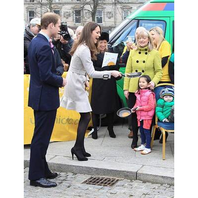 Prinz William und Kate Middleton haben Spaß beim Pfannkuchen-Schupfen