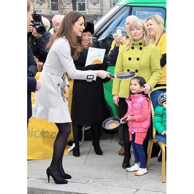 Prinz William und Kate Middleton haben Spaß beim Pfannkuchen-Schupfen