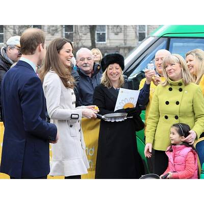 Prinz William und Kate Middleton haben Spaß beim Pfannkuchen-Schupfen