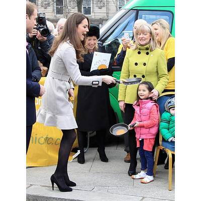 Prinz William und Kate Middleton haben Spaß beim Pfannkuchen-Schupfen
