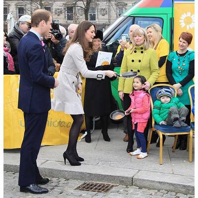 Prinz William und Kate Middleton haben Spaß beim Pfannkuchen-Schupfen