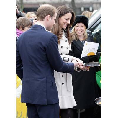 Prinz William und Kate Middleton haben Spaß beim Pfannkuchen-Schupfen