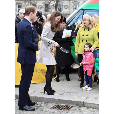 Prinz William und Kate Middleton haben Spaß beim Pfannkuchen-Schupfen