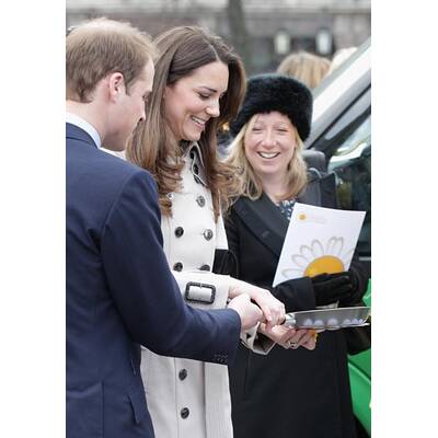 Prinz William und Kate Middleton haben Spaß beim Pfannkuchen-Schupfen