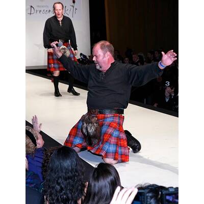 Kilt-Modeschau: Mr. Big zeigt, was Mann drunter trägt