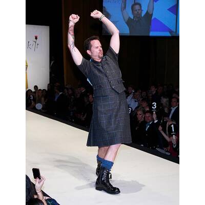 Kilt-Modeschau: Mr. Big zeigt, was Mann drunter trägt