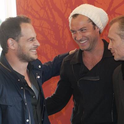 Jude Law & Co-Stars präsentieren 