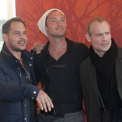 Jude Law & Co-Stars präsentieren 