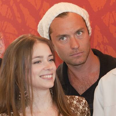 Jude Law & Co-Stars präsentieren 