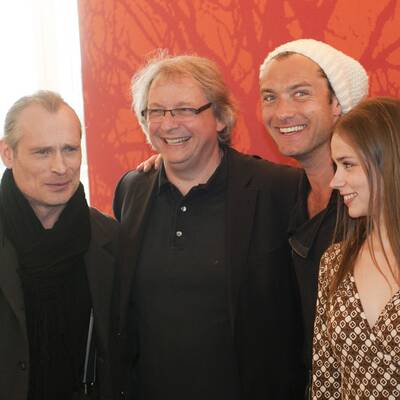 Jude Law & Co-Stars präsentieren 