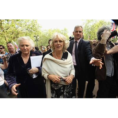 Camilla, die Duchess of Cornwall, spaziert durch die Menge