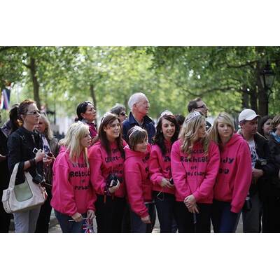 Camilla, die Duchess of Cornwall, spaziert durch die Menge