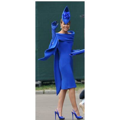 Hochzeitsgäste in Royalblau