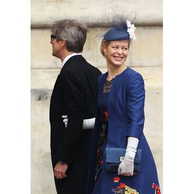 Hochzeitsgäste in Royalblau