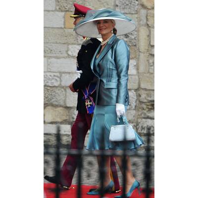 Hochzeitsgäste in Royalblau