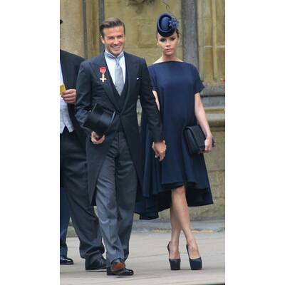 Hochzeitsgäste in Royalblau