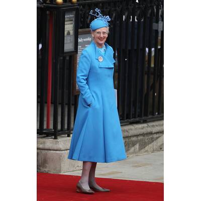 Hochzeitsgäste in Royalblau