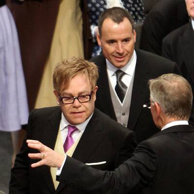 Promis und Adelige vor der Kirche