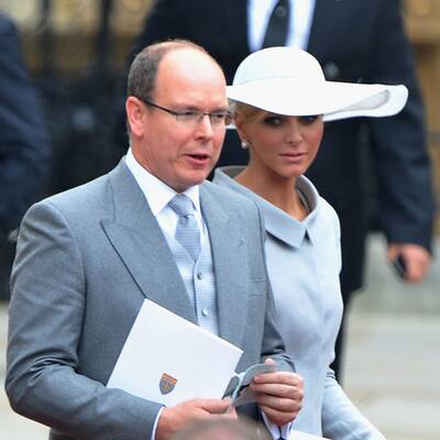 Promis und Adelige vor der Kirche