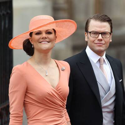 Promis und Adelige vor der Kirche