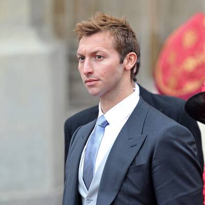 Promis und Adelige vor der Kirche