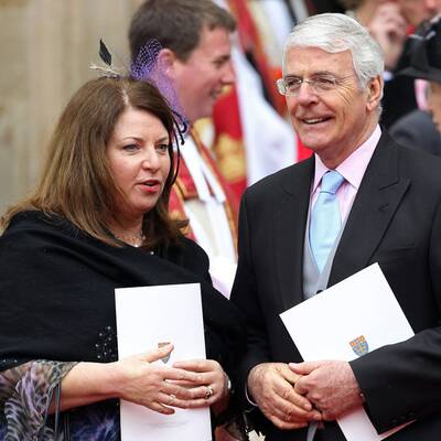 Promis und Adelige vor der Kirche