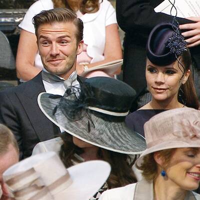 Promis und Adelige vor der Kirche