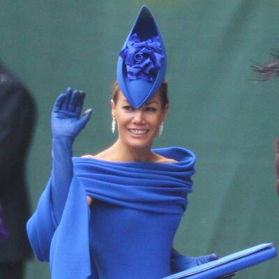 Promis und Adelige vor der Kirche