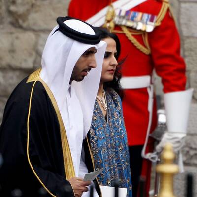 Promis und Adelige vor der Kirche