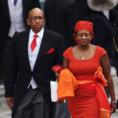 Promis und Adelige vor der Kirche