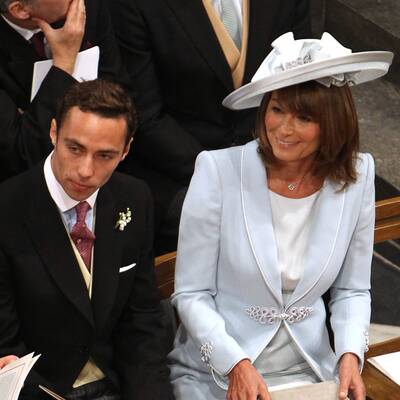 Promis und Adelige vor der Kirche