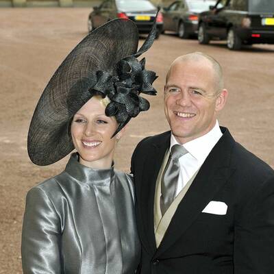 Promis und Adelige vor der Kirche