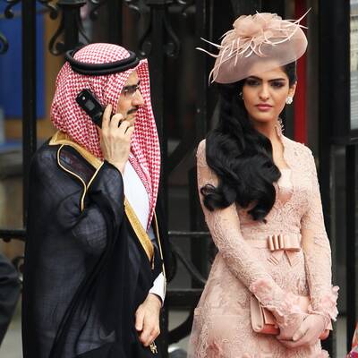 Promis und Adelige vor der Kirche