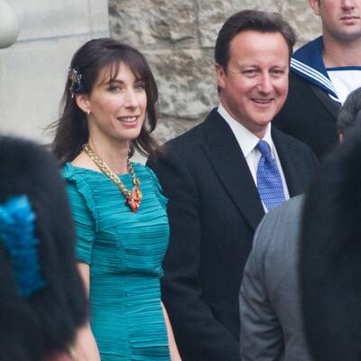 Promis und Adelige vor der Kirche