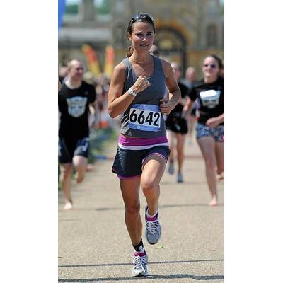 Pippa Middleton kämpft sich durch Triathlon