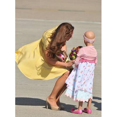Herzogin Kate am windigen Flughafen