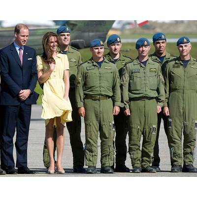 Herzogin Kate am windigen Flughafen