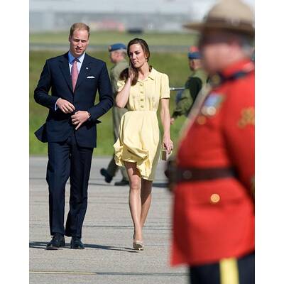 Herzogin Kate am windigen Flughafen