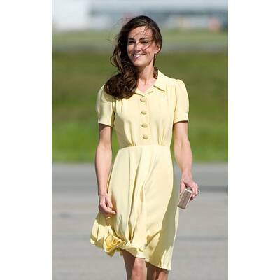 Herzogin Kate am windigen Flughafen