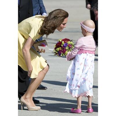 Herzogin Kate am windigen Flughafen